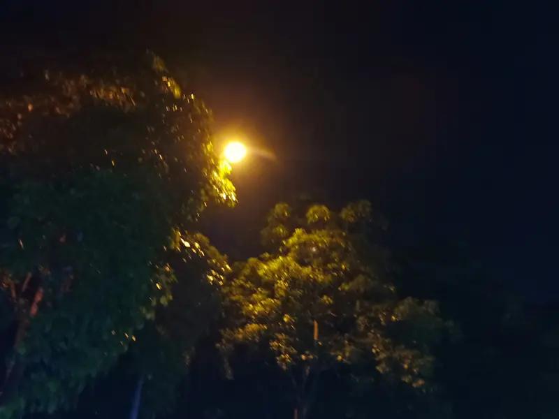 不爱说话的人
往往有大智慧！
我一直觉得少言是修养
闭嘴是智慧
你仔细观察
职场