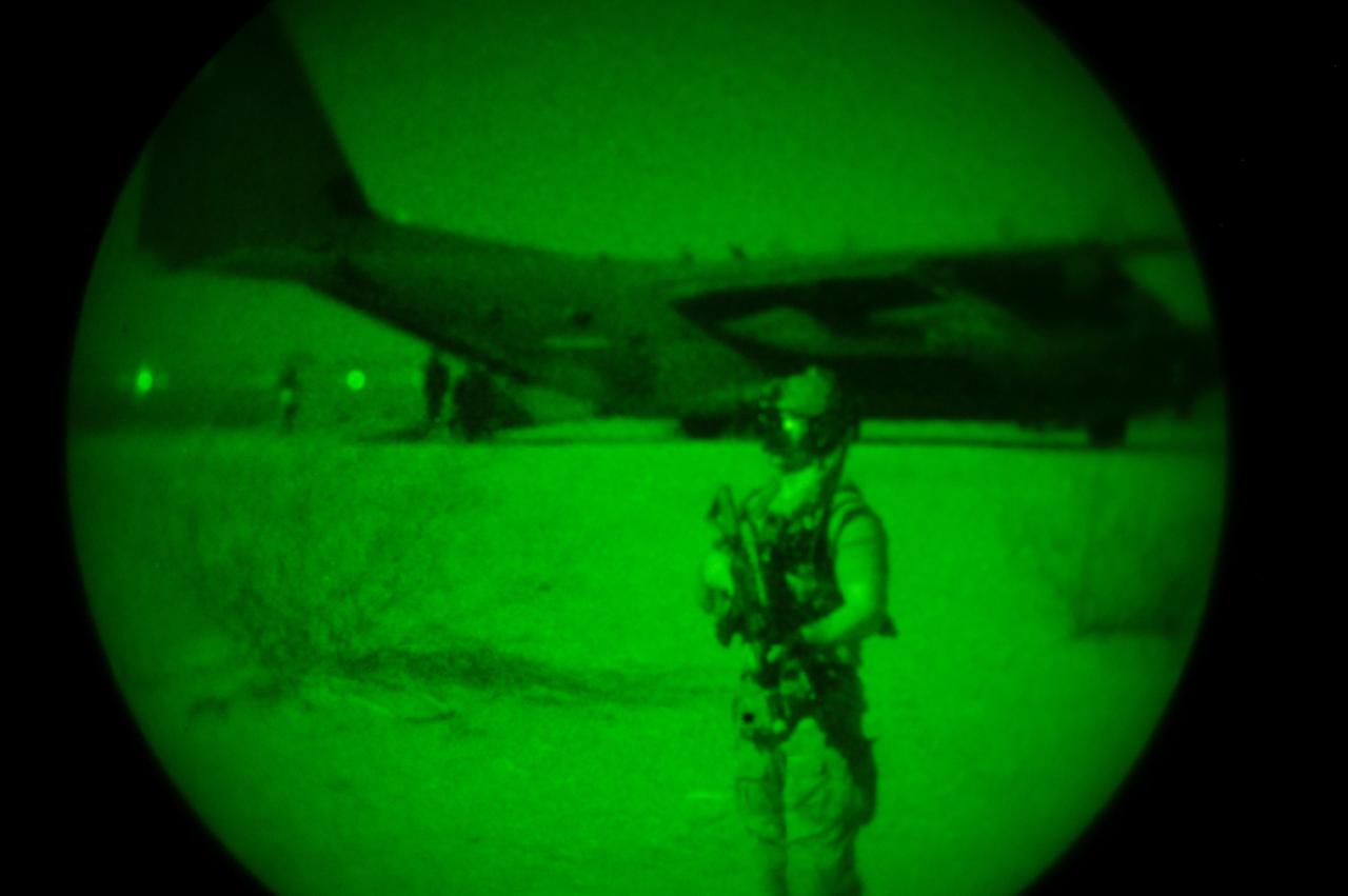 最新细节：飞行员脑震荡，徒步10公里，空中佯动，换乘飞机，炸机

2026年4月