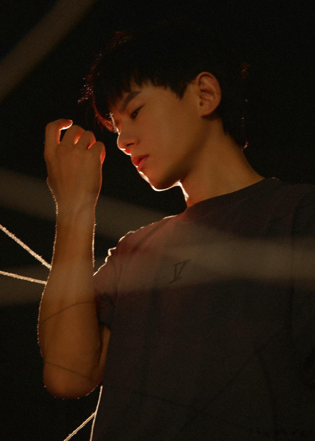 #张杰光影六宫格##张杰氛围感六宫格# 张杰光影六宫格，期待18宫格 ​​​