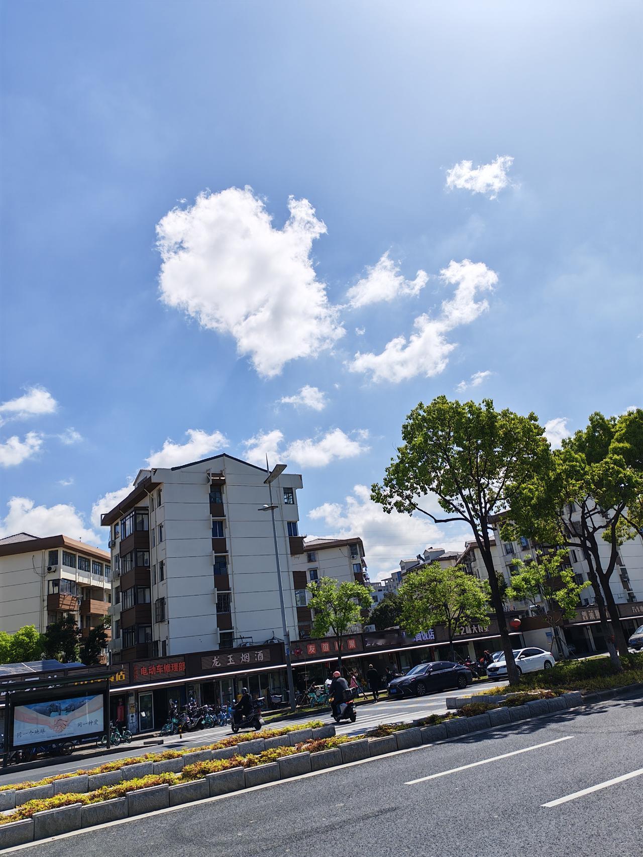 这是本人阳春三月在江苏无锡随手拍下的蓝天白云风景，现分享给众友，望喜欢。