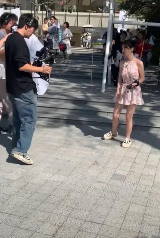 前几年的她多火啊，火到基本玩短视频的年轻人没有不认识她的，甚至还上了节目，与很多
