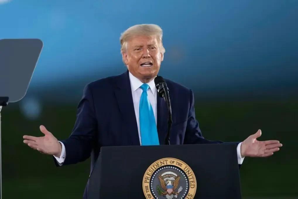 必须为特朗普的这种精神点个赞！特朗普一个商人，一个政治素人，却逆袭成了美国总统。