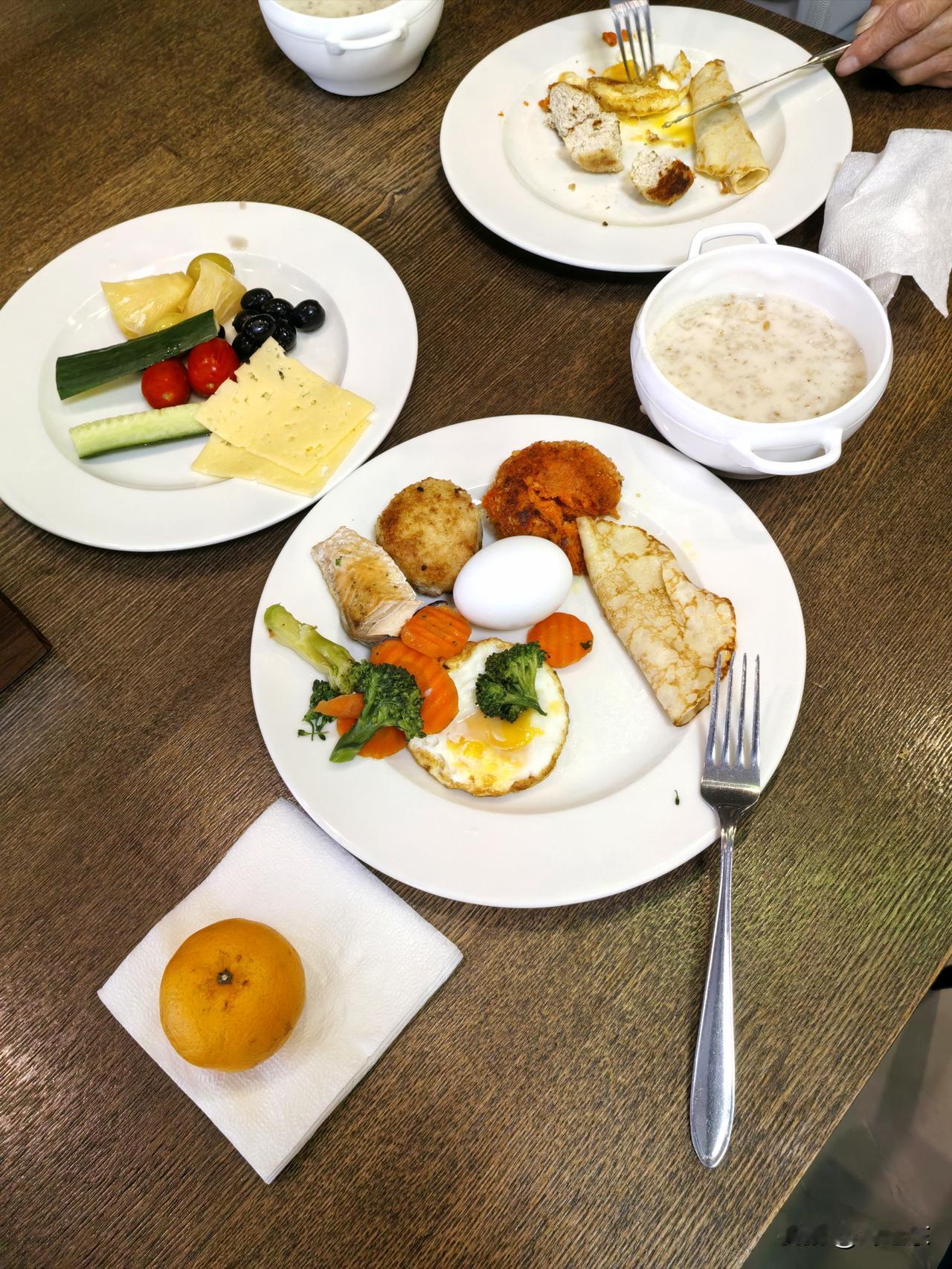 异国风
面包鸡腿土豆汤，
美碟拌菜放两旁。
俄式风情异国味，
请续句……
（手执