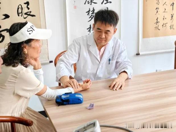 酷暑送义诊，万柏林区纺织苑西社区中医服务暖民心

7月29日，太原市万柏林区下元