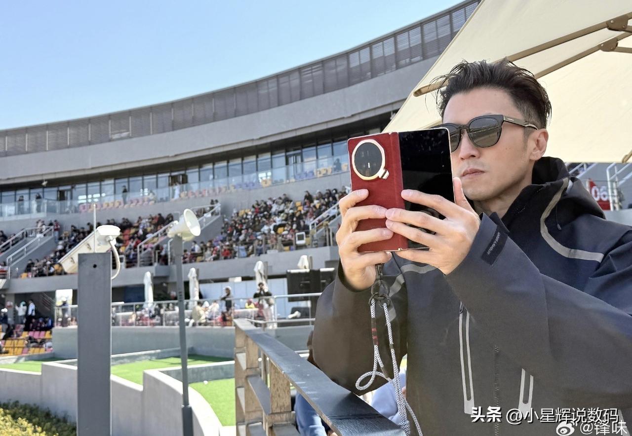 作为荣耀的代言人之一，谢霆锋真不愧是劳模啊，就连参加就连观看F1比赛都在使用荣耀