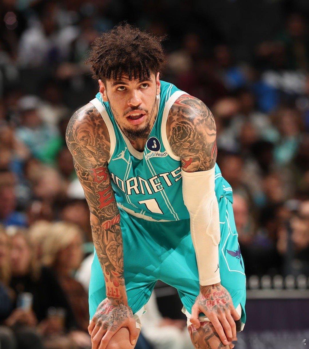 突发新闻：据Kelly Iko报道，拉梅洛·鲍尔在夏洛特感到沮丧，并愿意接受交易