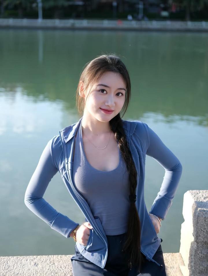 绿水的倒影（现代诗）
 
绿水的倒影，是风写下的诗行
不惊波澜，藏着满目晴朗
不