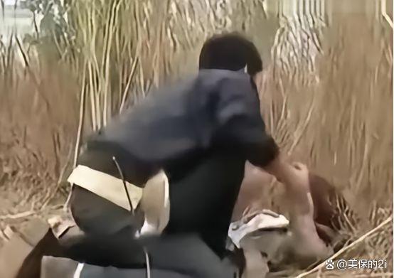河北安国，一男子在麦田边搭讪女邻居，两人在小树林发生了亲密行为，没想到女邻居把男