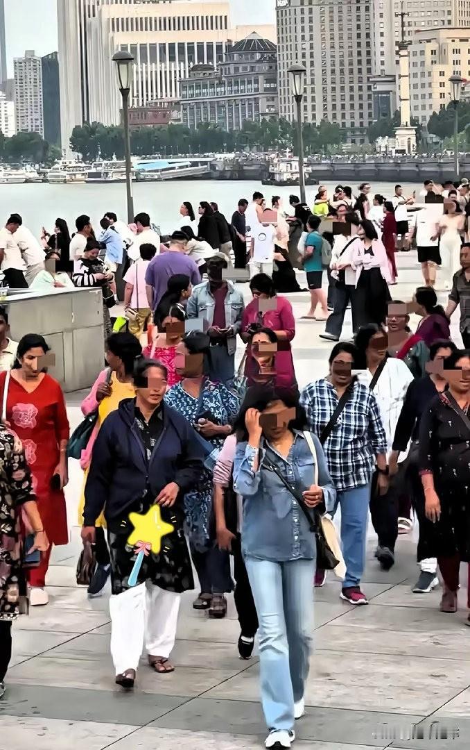 在魔都，看见了大量的三哥旅游团。不能让人思考为何它们的体味重的事情？
关于“三哥