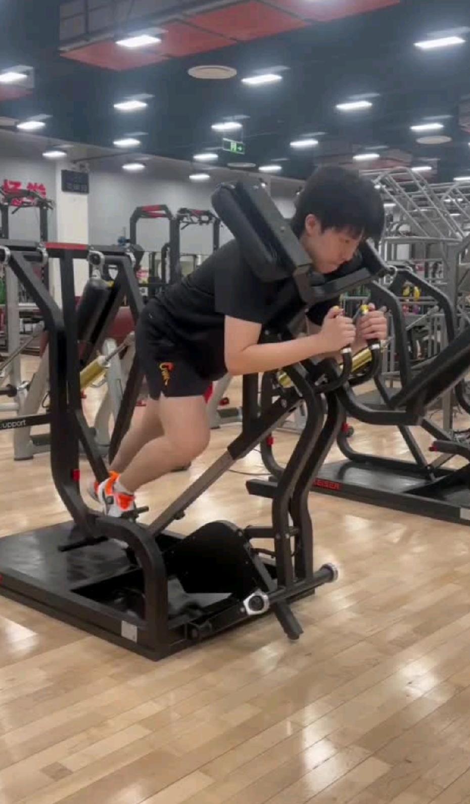 要什么样的成就才能配上这一路的艰难险阻，如此努力的楚钦，你说年轻体力好，就整整一