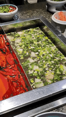 图一：多好的食材，非要搞得跟清汤寡水一样。
图二：妹子把所有的步骤都做的非常完美