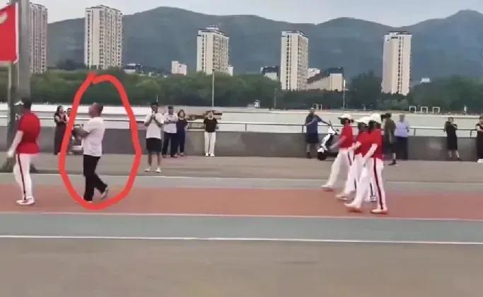 大爷大妈暴走团引起了全网的声讨。
但是在事发后的几日。
当地的网友仍然拍摄这群暴