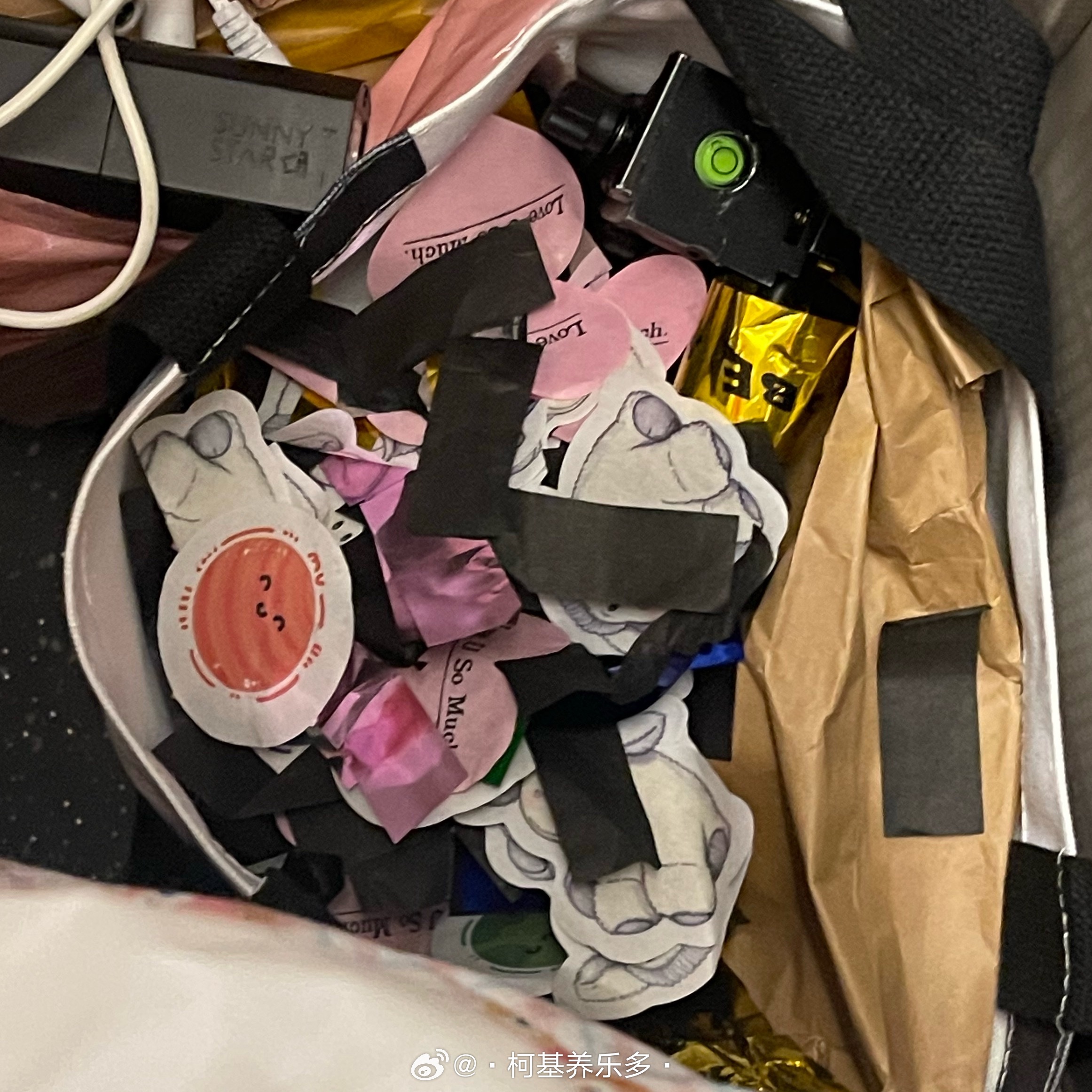 在赶上回上海最后一班动车的时候装有彩带的大袋子直接爆开 而我想的却是，穆祉丞会一
