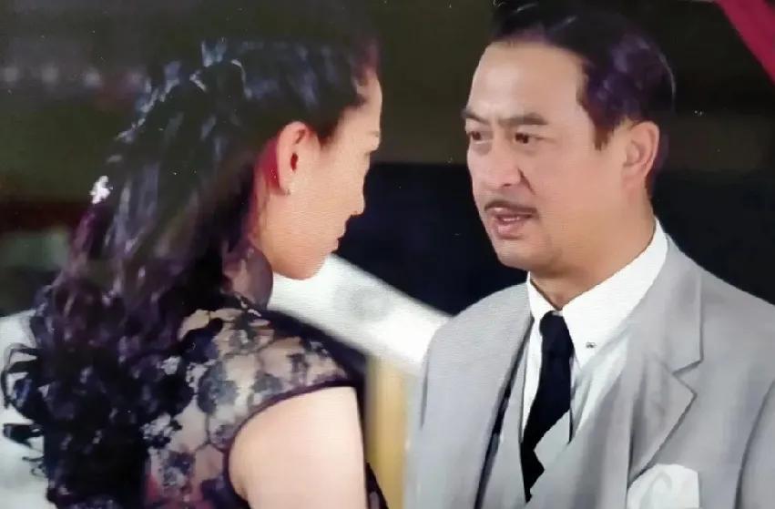 第一次看张嘉益演渣男
在花开如梦这部剧里
他演的渣男孟雨农孟老板
演的还是挺不错
