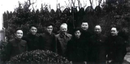 1958年春，反舰导弹海上勘察小组在上海合影。照片中右起依次为：海军副司令员罗舜