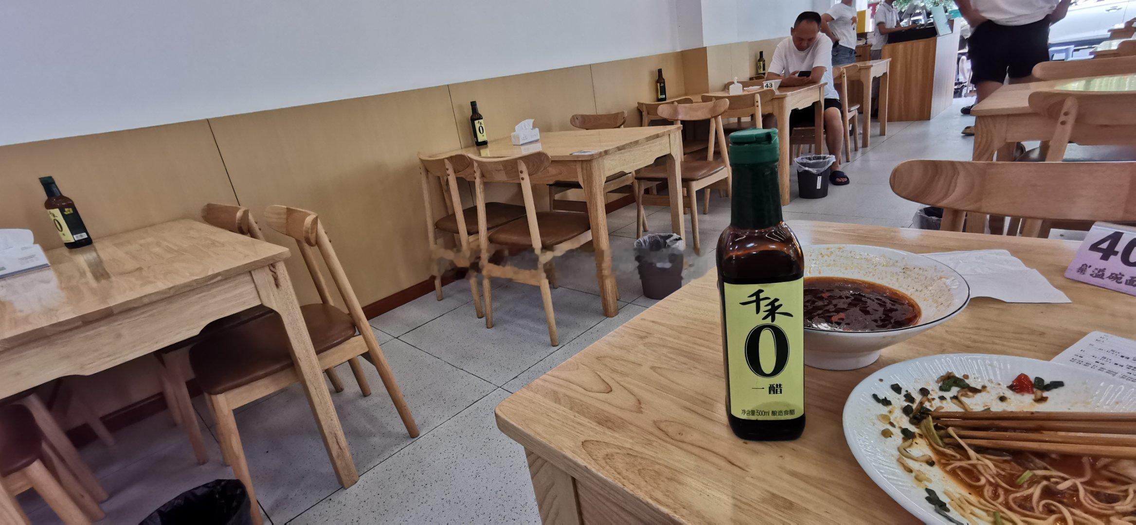 这家小店的老板大气，居然每个桌子上都放一瓶！ 
