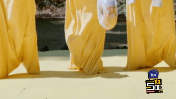 鹿晗套麻袋都好看鹿晗套麻袋套着麻袋蹦来蹦去太萌了