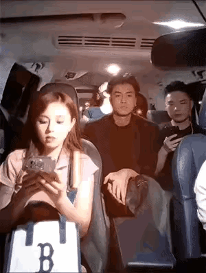 车中的这两个男女估计是情侣关系。