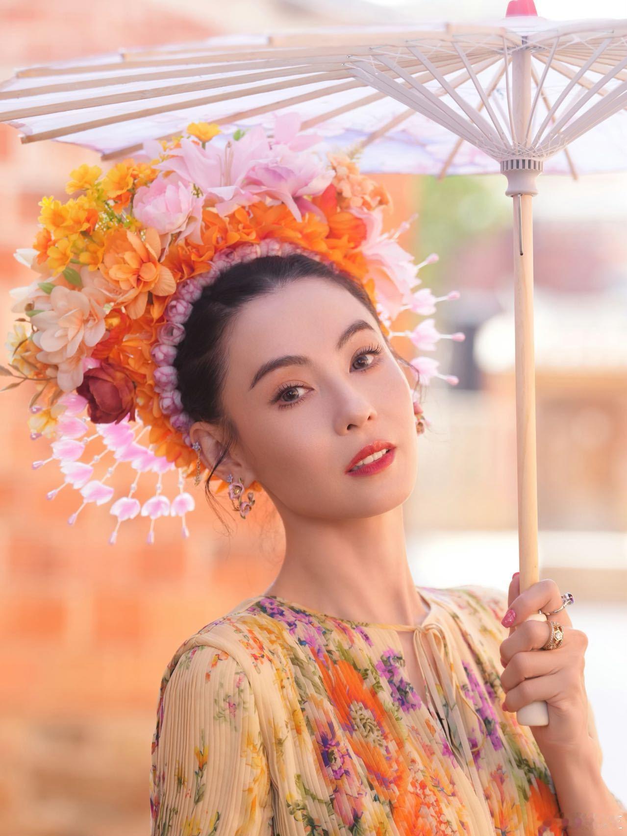 张柏芝居然有老花眼了 《一路繁花2》节目中弟弟拿手机给张柏芝当镜子照，张柏芝说要