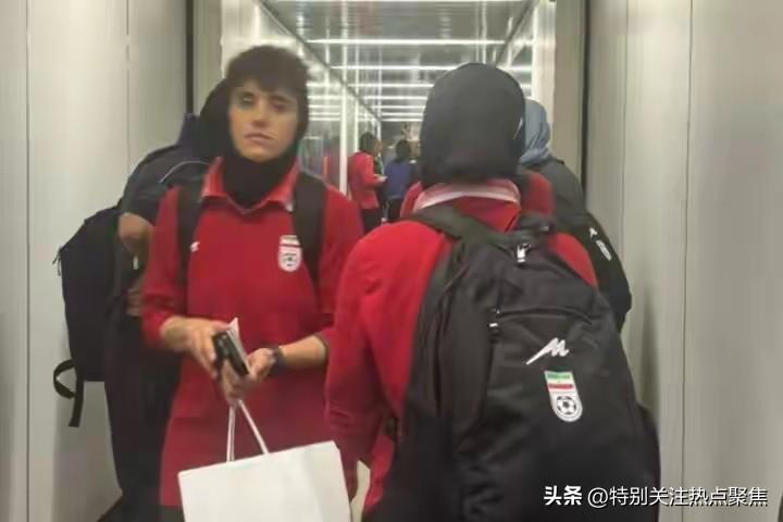 伊朗女足返程航班上出现戏剧性状况，又有至少两名队员最终选择留在澳大利亚。
依据最