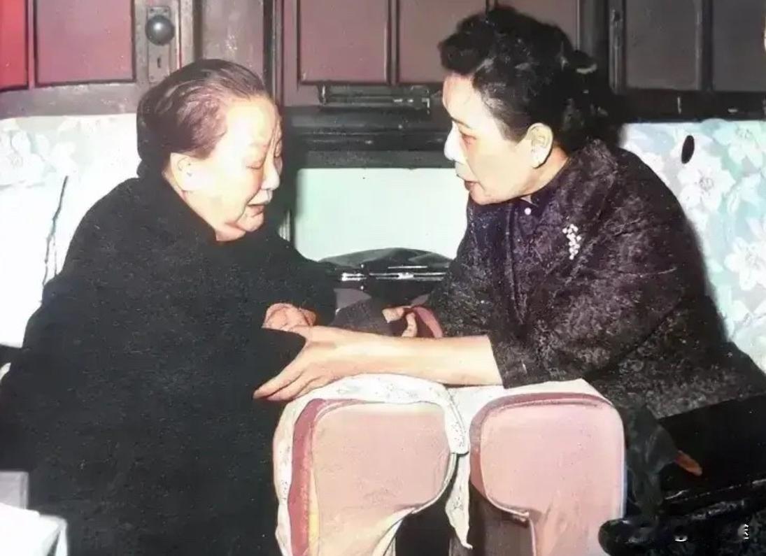 1962年胡适猝逝，宋美龄亲往慰问遗孀江冬秀。这位裹小脚的旧式女性却以非凡魄力守