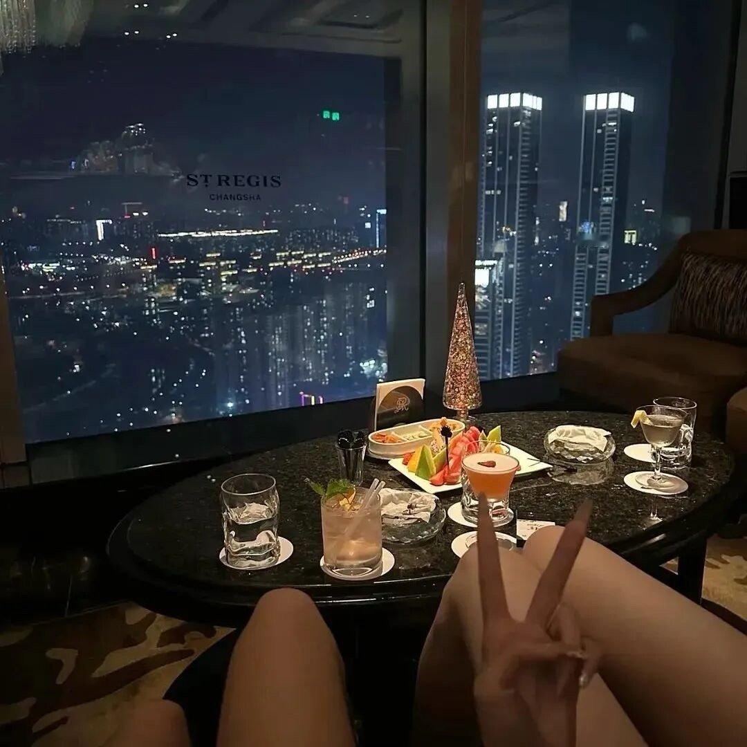从前慢一秒接电话都会生气的你 现在再也不会打电话给我了 从不质疑真心 但爱到最后