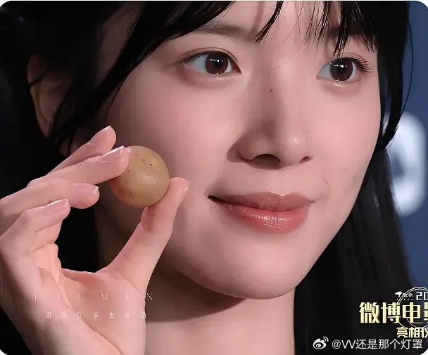 李思潼走红毯也穿工服感觉只涂了个口红就来走红毯了~完全小白花啊李思潼
