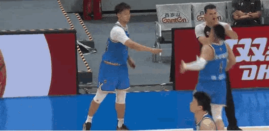 赵睿5犯离场，陈盈骏的发挥也不算理想，今天北京后卫线没能完成既定任务。北京男篮v