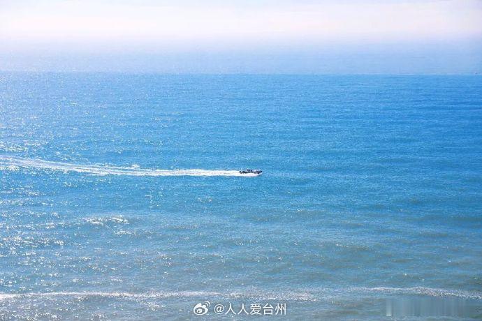 初夏登上台州大陈岛补充一波壁纸库 步入初夏，大陈岛的海水呈现出层次丰富的蓝，近岸