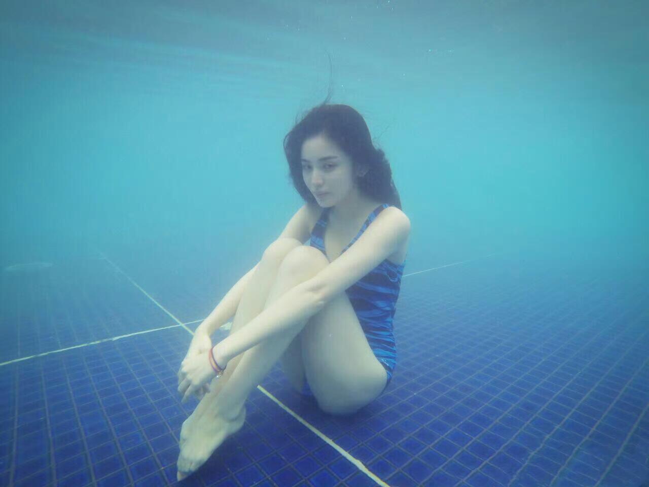 娜扎水下拍摄她好像美人鱼啊🥹🥹🥹 