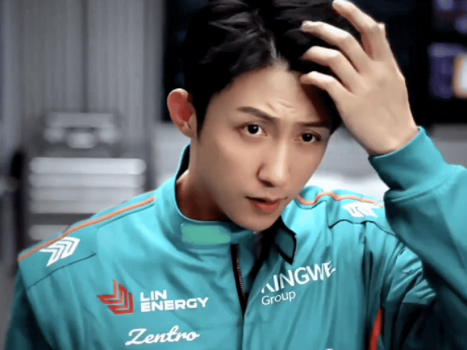 做个林臻东摘头盔动图 