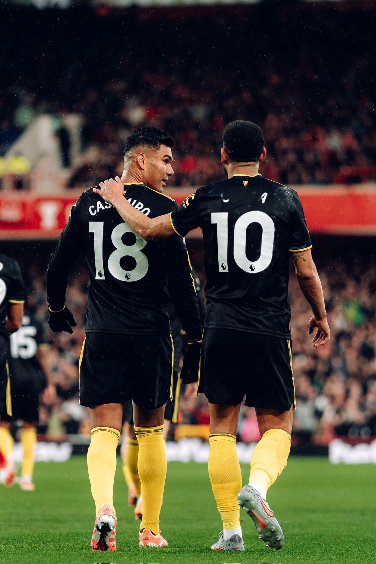 这场平局，就看出曼联板凳的问题了。
如果芒特可以踢，原则上应该下库尼亚。
即使芒