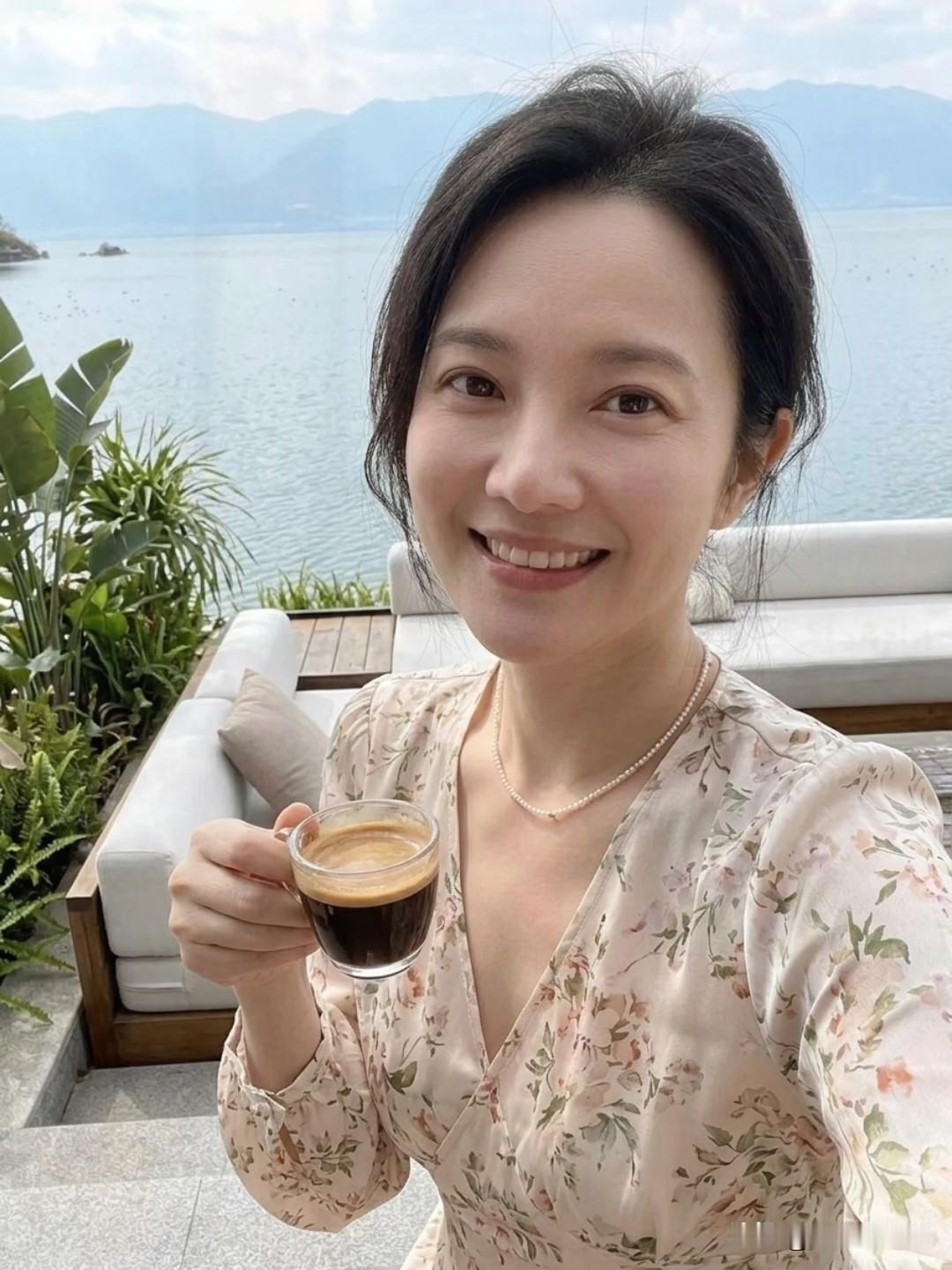 年过40被别人叫阿姨，您能接受吗年过四十被叫阿姨，很多人心里会咯噔一下，其实没必