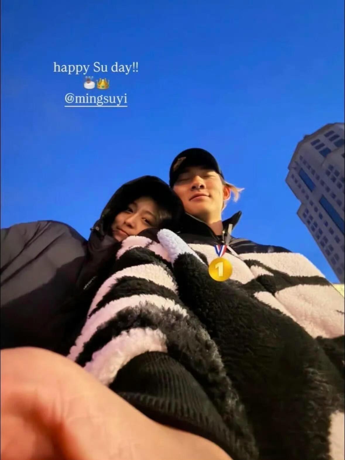 苏翊鸣夺冠后，女友朱易第一时间发合照给苏翊鸣庆生，并祝贺他拿金牌🥇🎂

苏翊