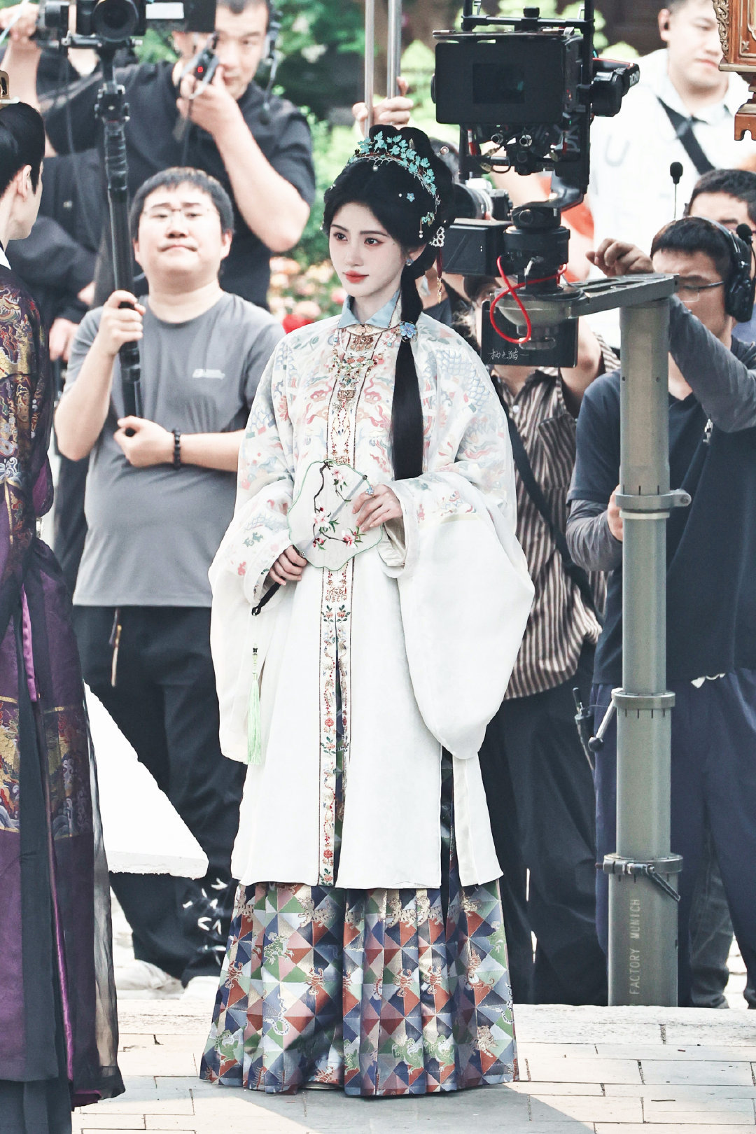 jjy鞠婧祎千香 jjy鞠婧祎姜黎非 “玫瑰之所以是玫瑰，是风与光的眷顾，更是视
