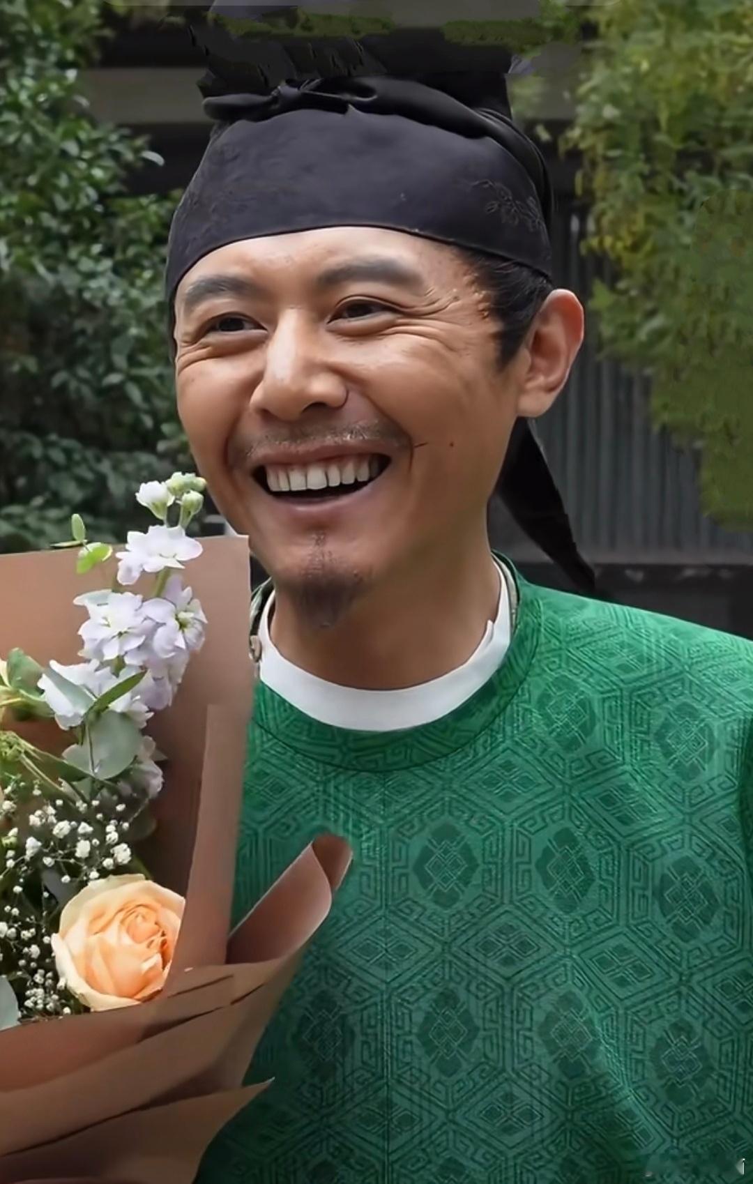 大冰直播假牙掉了大冰直播假牙掉了，弹幕都在笑，他却很平静。十几个标签贴在身上，黄