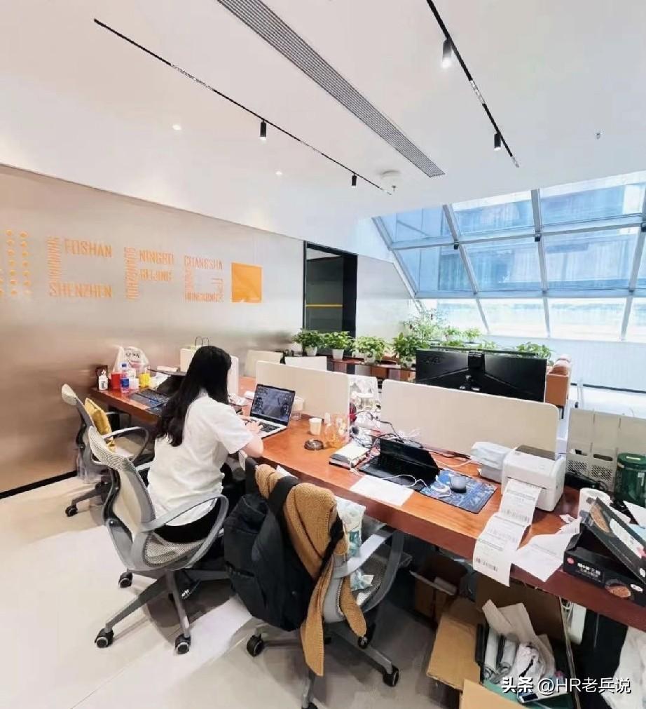 跟面了两个技术岗候选人，发现一个挺心酸的事：两头的求职者（刚出校门的0经验大学生