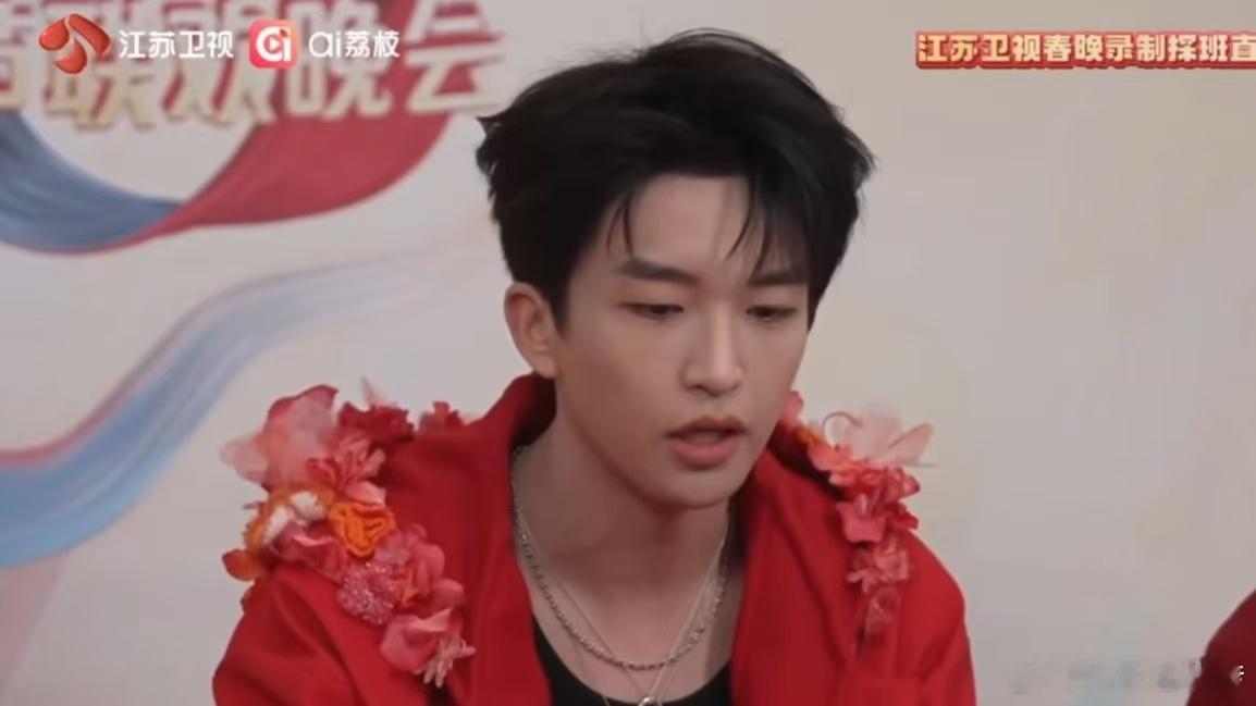 黄子弘凡过年在家被罚说话  哈哈，原来 E 人黄子弘凡也有被“制服”的时候，过年