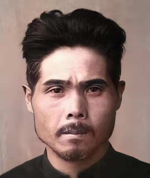 1943年松井曹长用木棒捅进妇女的身体，见妇女痛苦惨叫，大谷上等兵说：“短了，还