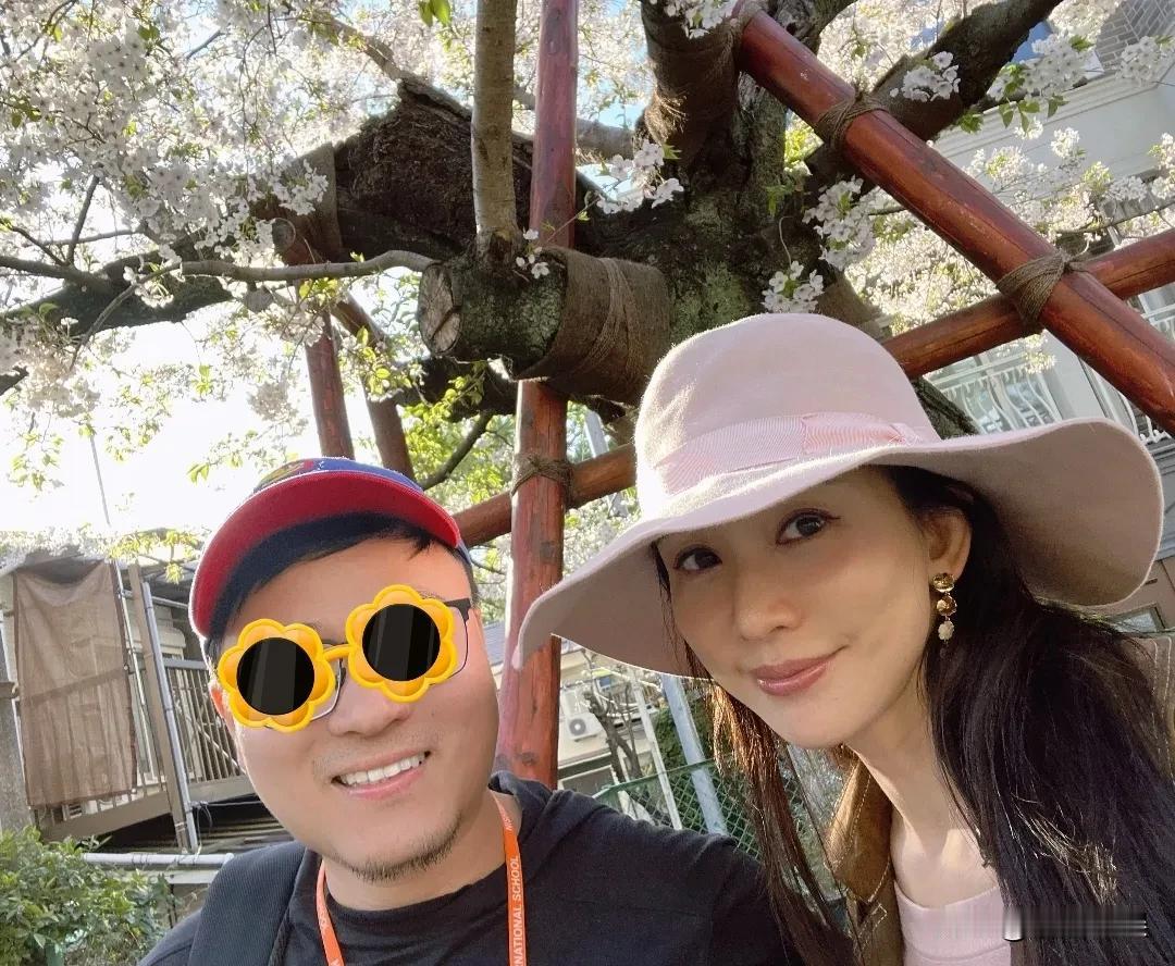 周末，林志玲在日本，被网友偶遇带娃在儿童公园溜娃。
她穿着一件棕色的呢大衣3配纱