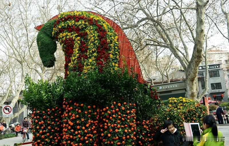 【十六字令】马年迎春(三首)
年，
斗柄回寅又一元。
东风疾，
天马下凡间。
年