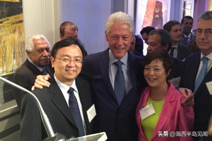 2015年，比亚迪创始人王传福同夫人李柯与美国前总统克林顿的合影。王传福西装正装