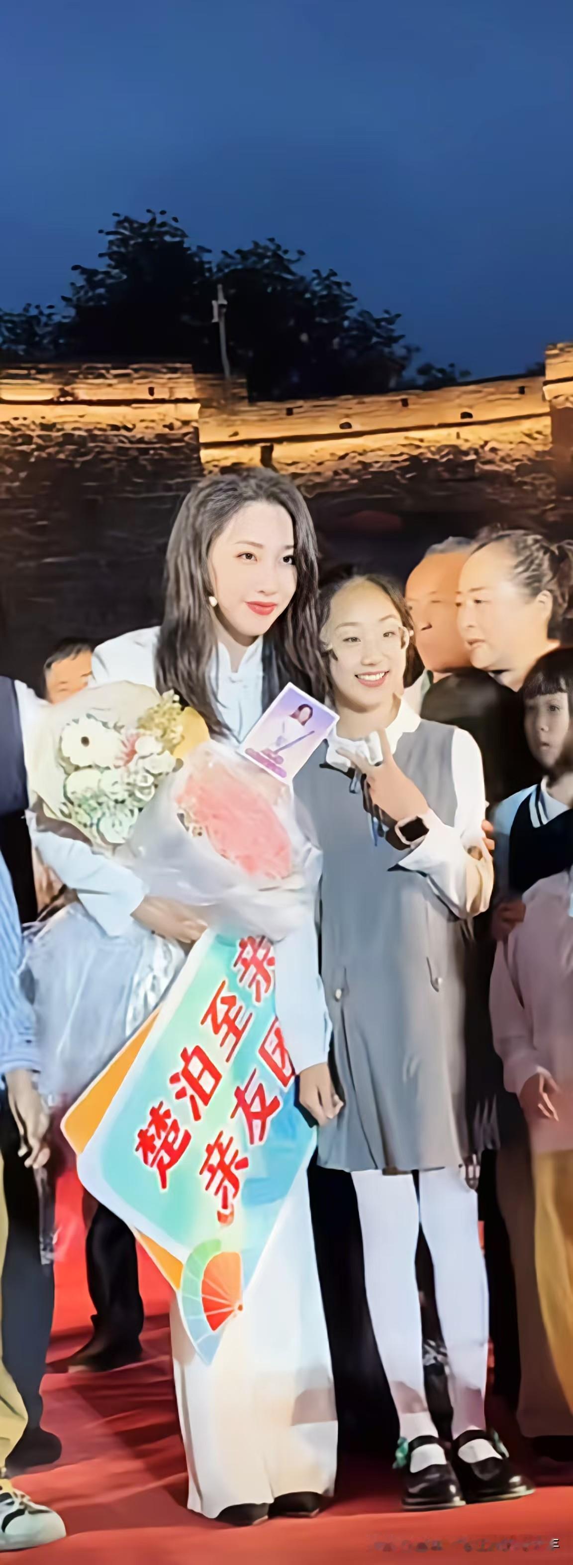 夜幕降临啦，演出结束了，热情的家乡人还是迟迟地不愿离去，纷纷与孙楚泊合影留念 …