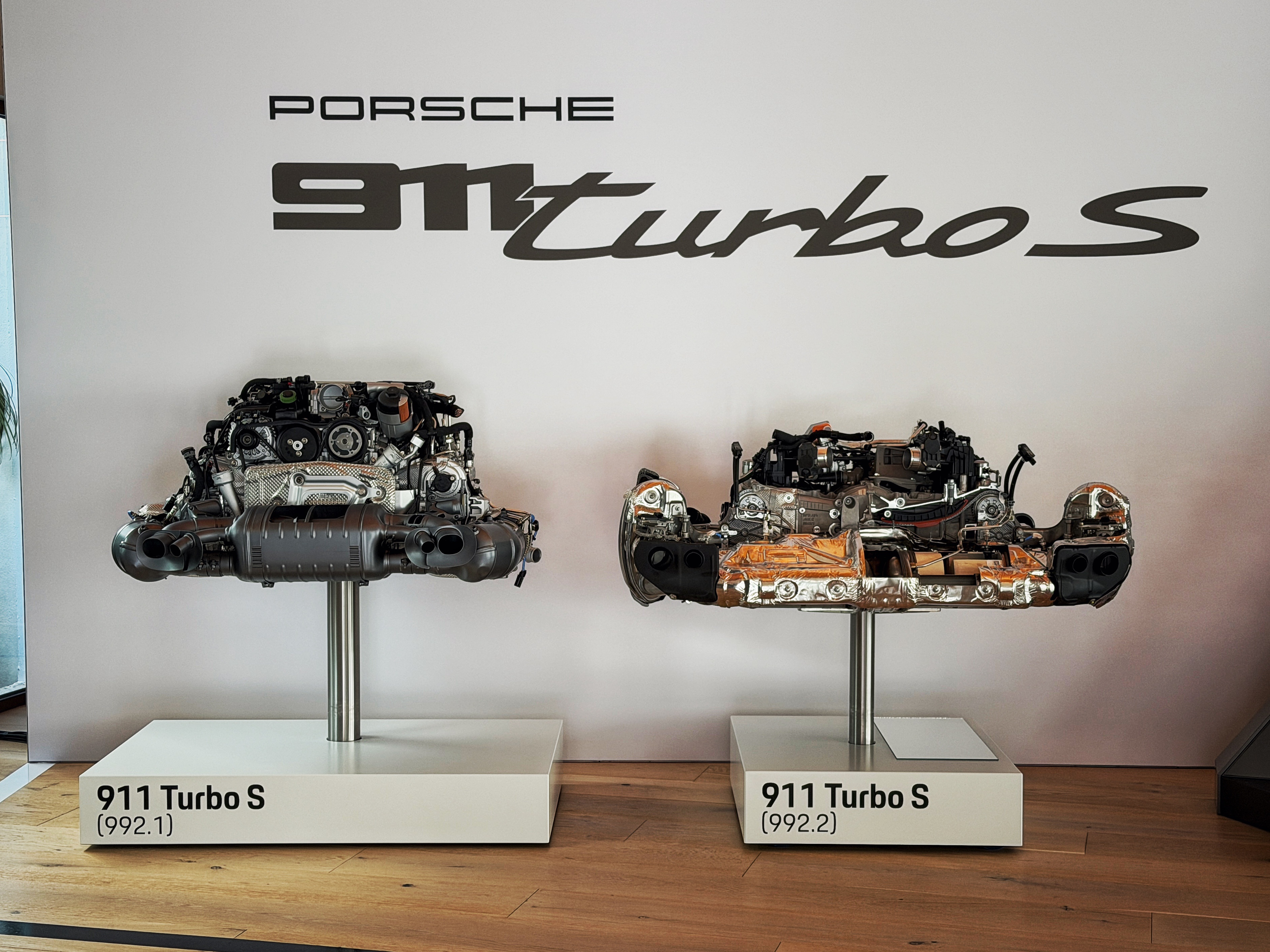 最新的保时捷911 Turbo S讲解会过一会儿就开始了，我溜到会议室看到了两台