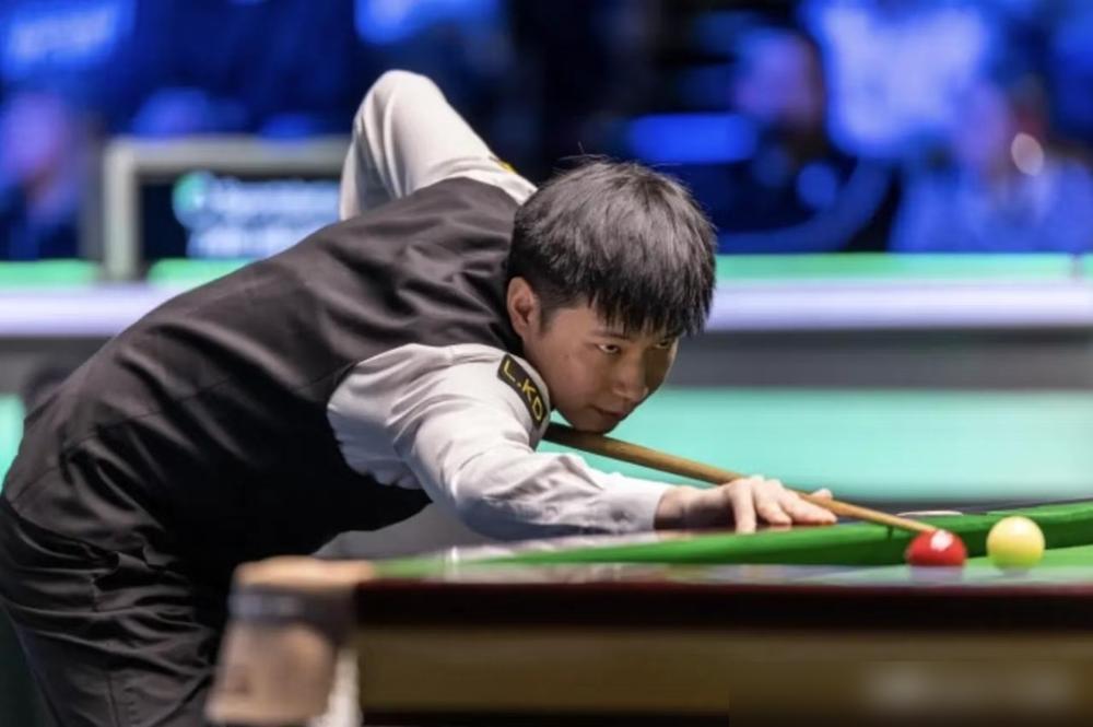 丁俊晖不行了？你错了。他根本没输。他只是把球桌，换成了牌桌。
所有人都盯着他的