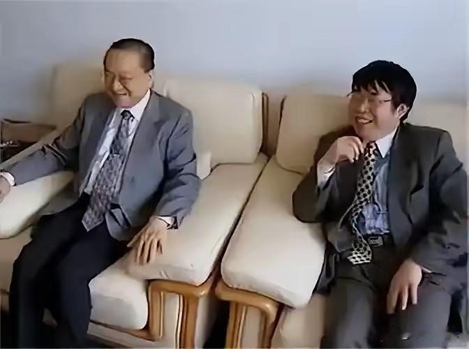 聂卫平先生虽然比金庸先生小很多，但是在围棋领域，金庸先生却是聂卫平先生的徒弟，而