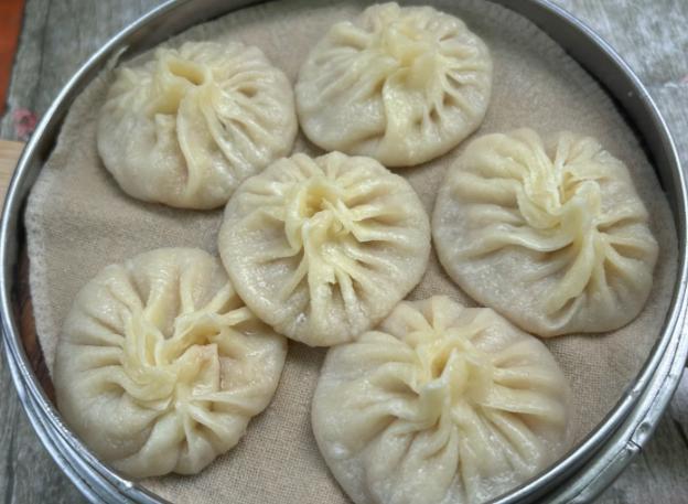 河南人早餐除了胡辣汤还吃啥 灌汤包也非常好吃好，还有和胡辣汤搭配着吃的肉盒[馋嘴