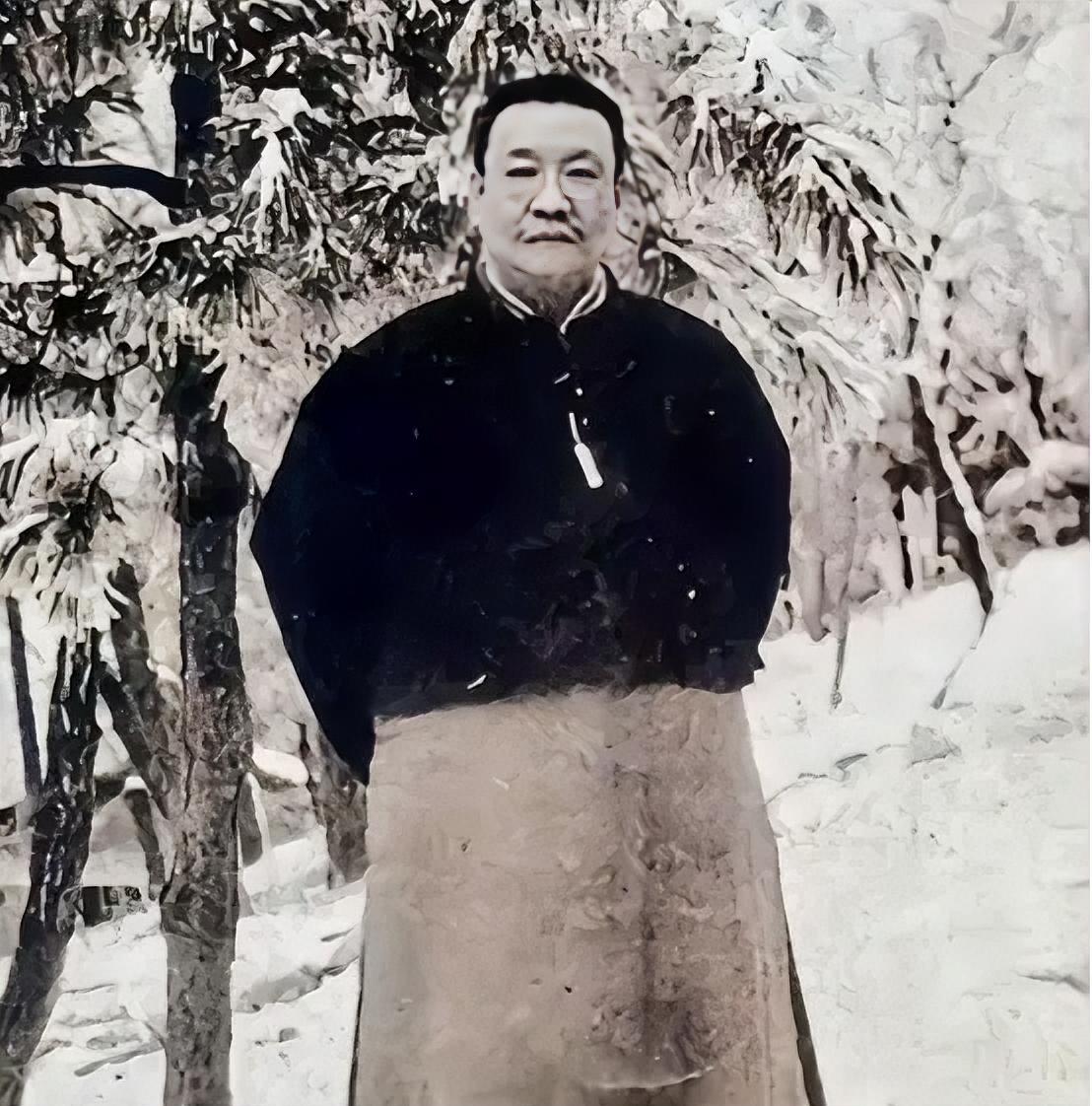 1879年，浙江巡抚谭钟麟午睡之后，路过通房丫头卧室时与之发生关系，而就是这一次