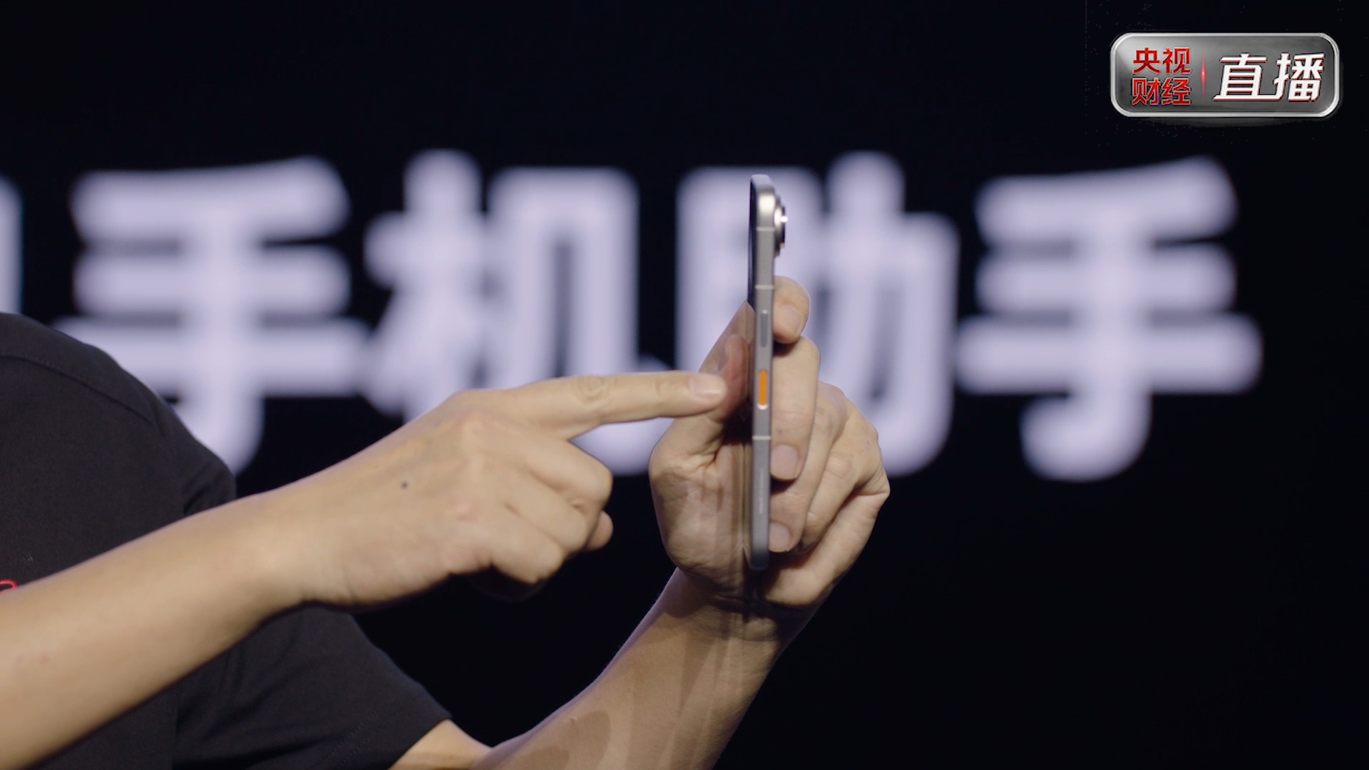 努比亚 NaviX Ultra 把 AI 按键移到了右侧电源键旁，并采用了橙色加
