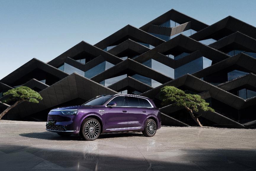 40万级SUV市场，问界M8把“销冠”写成了标配
中国大型SUV市场正在加速改写